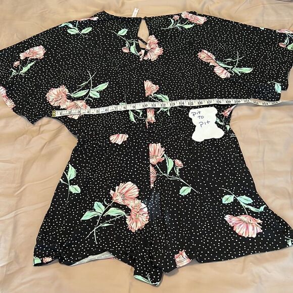 Xhilaration szL short romper cute flowers neck details pockets keyhole back EUC - Picture 3 of 14